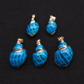 Set van vijf blauwe zeeschelp hangers met vergulde randen voor DIY sieraden maken - 15-40mm / Meerblauw Gevlekte Stijl (Nr. 1)