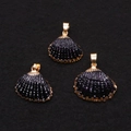 Trois pendentifs en coquille Saint-Jacques noire naturelle avec bords dorés et bélière - N°5 (Noir Violet)