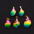 Set van vijf regenboog natuurlijke schelphangers met gepolijste gouden metalen lussen - 15-40mm / Regenboog Gradiënt Spuitverf Stijl (Nr. 5)