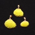 Trois pendentifs coquilles Saint-Jacques jaune vif avec bordure dorée sur fond noir - No. 3 (Jaune)