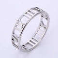 Nahaufnahme des silbernen Rings mit römischen Ziffern-Ausschnitt und poliertem Finish - 6 / Hohler Römischer Ziffernstil / Silber