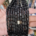 Perles cylindriques en pierre noire polie avec une perle tonneau blanche centrale - 6x10mm (env. 39 perles) / Agate noire