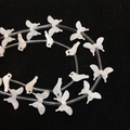 Dettaglio di perline in conchiglia naturale a forma di farfalla e uccello per gioielli fai-da-te - Farfalla (13x20mm)