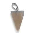 Colgante triangular de piedra natural topo con cierre plateado sobre fondo blanco - Colgante Triángulo Ágata Latte / Ágata Latte