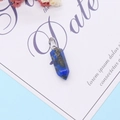 Natürlicher Lapislazuli-Sechskant-Anhänger mit Silberverschluss auf blauem Hintergrund - 9x28mm / Lapislazuli