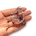 Unregelmäßiger Geoden-Kristallanhänger mit Goldrand und lila Amethyst-Zentrum - Dunkelroter Geode (Nr. 2)