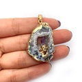 Unregelmäßiger Naturgeoden-Anhänger mit Amethystspitze und goldener Metalleinfassung - Amethyst Säule Eingelegt Stil