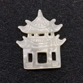 Geschnitzter Perlmutt-Anhänger im chinesischen Pavillon-Stil mit natürlichem Glanz - 25x30mm / Weiße Muschel