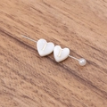 Détail d'une broche épingle argentée avec charms coeurs blancs, lettre I dorée et perle - Lettre I
