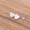 Détail de perle en nacre en forme de cœur avec lettre K dorée et épingle à perle - Lettre K