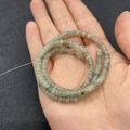 Flache runde graugrüne Labradorit-Steinperlen mit blauem Lichtglanz auf Schnur - 2x4mm / Blitzstein (Labradorit)