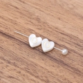 Broche cœur en coquillage naturel avec lettre O dorée et ornement en perle blanche - Lettre O