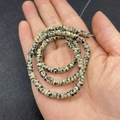 Filo di perle piatte rotonde in diaspro dalmata 2x4mm in mano per gioielli fai da te - 2x4mm / Diaspro dalmata