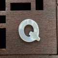Natural white mother of pearl shell bead shaped as letter Q for DIY necklaces - Letter Q / 12mm