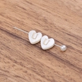Perle en coquillage naturel en cœur avec lettre U dorée sur épingle argentée - Lettre U