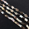 Detailansicht von schmetterlingsförmigen Muschelperlen für DIY Schmuck mit Regenbogenfarben - Schmetterling