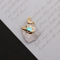 Détail d'un pendentif en pierre naturelle irrégulière avec placage or et incrustation - Style Pierre Rose Clair Incrustée de Turquoise (7) / 30-50mm