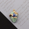 Détail macro du pendentif en pierre de cristal naturel vert avec incrustation de gemme bleue - Style Pierre Brute Verte Incrustée de Lapis (6) / 30-50mm