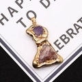 Detailansicht eines Anhängers mit Amethyst, Erdbeerquarz und goldener Textur-Fassung - Stil 1-Lila Und Rotbraune Steine