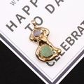 Makro-Detail des Anhängers mit Amethyst und grünem Naturstein in Goldfassung - Stil 4-Lila Und Grüne Steine