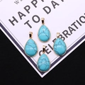 Lot de quatre pendentifs goutte en pierre naturelle avec bordure dorée et motifs bleus - Turquoise Bleue