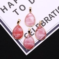 Detail von vier tropfenförmigen rosa Steinhängern mit vergoldetem Rand und Textur - Wassermelonen Quarz