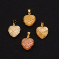Dettaglio di pendenti in pietra naturale a forma di cuore con filo metallico dorato avvolto - Solo Pendente (Senza Catena) / Topazio