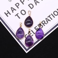 Set mit vier tropfenförmigen lila Amethyst-Anhängern mit vergoldeten Metallkanten - Amethyst