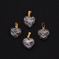 Pendenti a cuore in labradorite naturale con filo dorato avvolto e riflessi blu - Solo Pendente (Senza Catena) / Larvikite