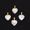 Ciondolo a forma di cuore in marmo bianco con avvolgimento in filo dorato e gancio - Solo Pendente (Senza Catena) / Howlite