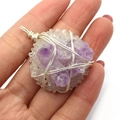 Amethyst Edelstein Anhänger mit Silberdrahtwicklung in der Hand zur Größenanzeige - Amethyst Rohstein Drahtumwickelter Anhänger (1) - Nur Anhänger (Ohne Kette)