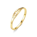 Anillo celestial minimalista dorado con diseño de fases lunares y sol sobre fondo blanco liso - Talla 6 / Dorado