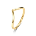 Anello chevron in oro lucido con design minimalista a V su sfondo bianco pulito - n.5 / Anello Taglio a V (A573) / Oro