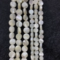 Detailweergave van platte witte parelmoerkralen met een natuurlijke iriserende glans - Plat Rond Stijl (Nr. 14) / 6mm / AB Wit