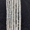 Macro-opname van iriserende witte parelmoer kralen strengen voor DIY sieraden maken - Schijfstijl (Nr. 34) / 3x4mm / AB Wit