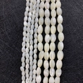 Dettaglio di perline ovali in madreperla bianca naturale in varie dimensioni per gioielli - Stile Chicco di Riso (No. 38) / 3x5mm / Bianco AB