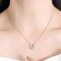 Elegante Mobius-Kreis-Halskette mit Herz-Anhänger an einem weiblichen Modell - Silber