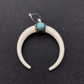 Weißer Horn-Halbmondanhänger mit blauem Türkisstein und glitzernden Strasssteinen - Stil mit einem Türkisstein