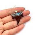 Ciondolo in osso e resina irregolare con strass sfumati e dettaglio in turchese - Dente Marrone Scuro con Strass (Stile 1)