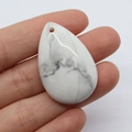 Λευκό μενταγιόν Howlite σε σχήμα σταγόνας με φυσικές γκρι μαρμάρινες υφές και σχέδια - Χαουλίτης