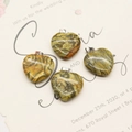 Set di quattro ciondoli a cuore in pietra naturale con chiusure argentate nei toni verde e giallo - Stile Cuore Giallo Verde (Stile 5)