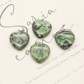 Ciondoli a cuore in agata crazy lace verde con ganci in metallo argento e texture naturale - Stile Cuore Nero Verde (Stile 6)