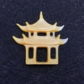 Geschnitzter gelber Muschel-Anhänger in Form eines traditionellen chinesischen Pavillons - 25x30mm / Gelbe Muschel