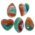 5-teiliges Set aus natürlichen Achat-Anhängern in Herzform für DIY-Schmuckherstellung - Rot-Orange & Smaragdgrün Geschichteter Achat (055) / 35-55mm (5 Stück)