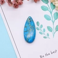Vue détaillée d'un pendentif goutte en pierre turquoise bleue avec textures marbrées - Style Bleu Blanc Jaune (24)