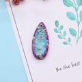 Détail d'un pendentif goutte en pierre naturelle avec texture jaspe impérial et trou pré-percé - Style Marbré Bleu Violet (11)