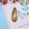 Pendentif goutte en pierre naturelle aux motifs multicolores sur carte de présentation - Style 16