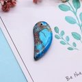 Détail d'un pendentif en turquoise en forme de goutte avec veines naturelles et trou pré-percé - Minéral Bleu Ciel Brun (N° 7)