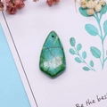 Gepolijste natuurstenen dennenblad hanger met groene minerale textuur en gat - Smaragdgroen Teal Verweven Stijl (7)