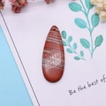 Pendentif goutte en jaspe rouge avec veines naturelles sur papier décoratif de qualité - Style 4